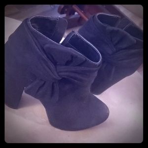 Super cute LC size 71/2 heeled boots